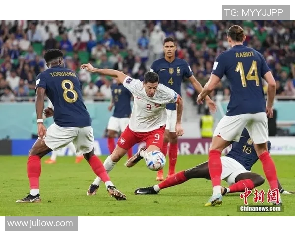 法国与波兰足球明星同框合影展现友谊与竞技精神的精彩瞬间