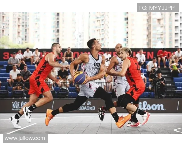 深圳篮球队在精英赛中的灵活性表现分析与战术探讨